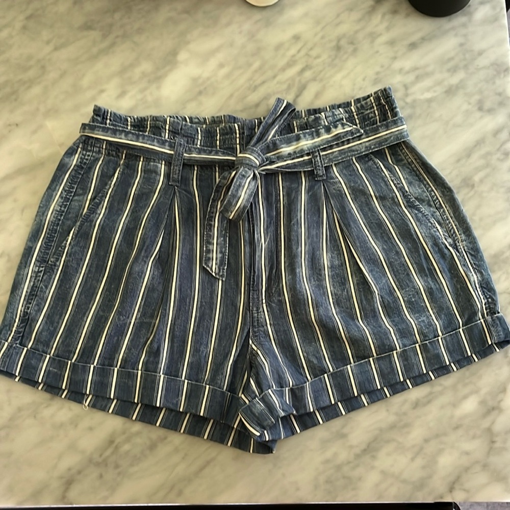 American Eagle striped trouser short with waist tie accent ribbon. Size 6